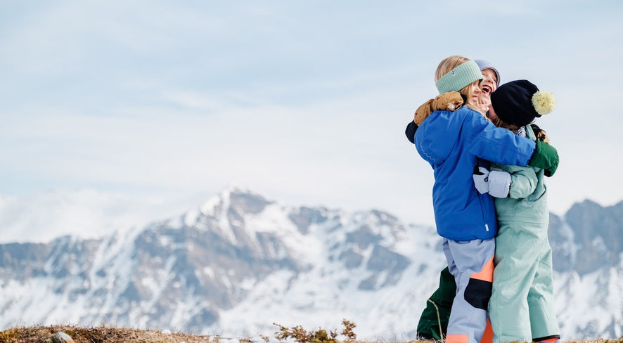 namuk Studie - Schweizer Kinder und ihre Outdoor-Zeit, Drei Kinder stehen auf einem Berg und umarmen sich
