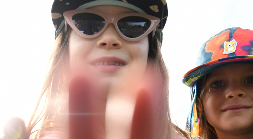 Zwei Mädchen im Sommer blicken in die Kamera