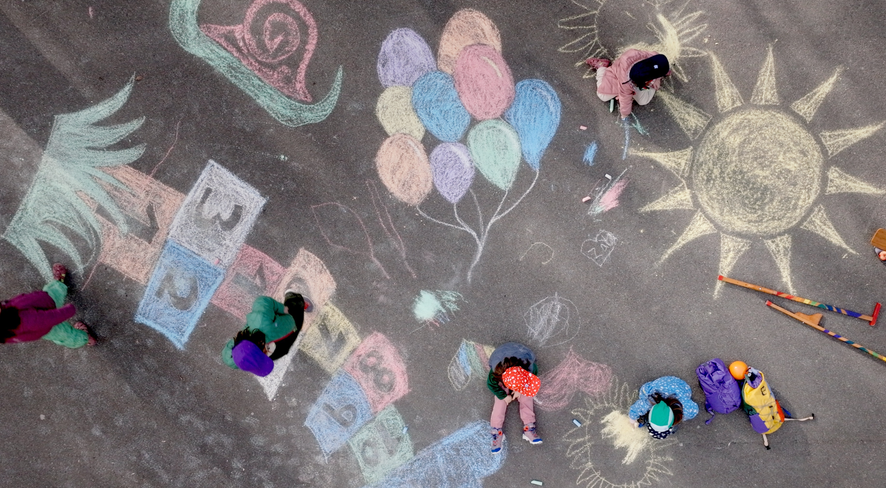 Kinder spielen und malen auf der Strasse