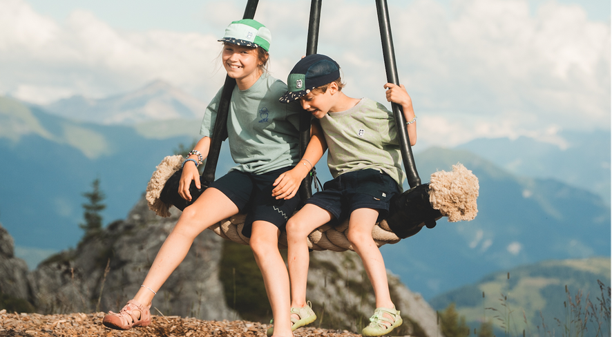 Kinder von The Nomads Family auf einer Schaukel in Laax