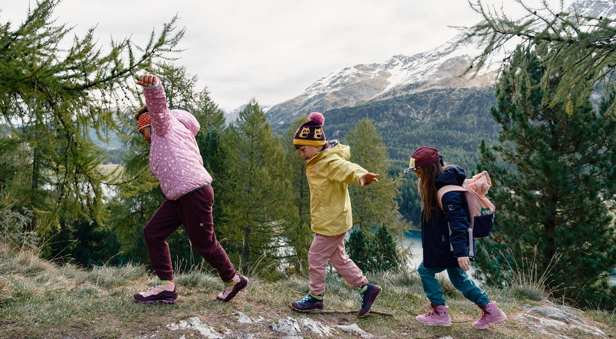 Kinder wandern durch die Berge