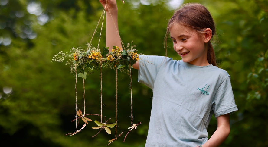 Mädchen mit Libellen-Mobile aus Naturmaterialien