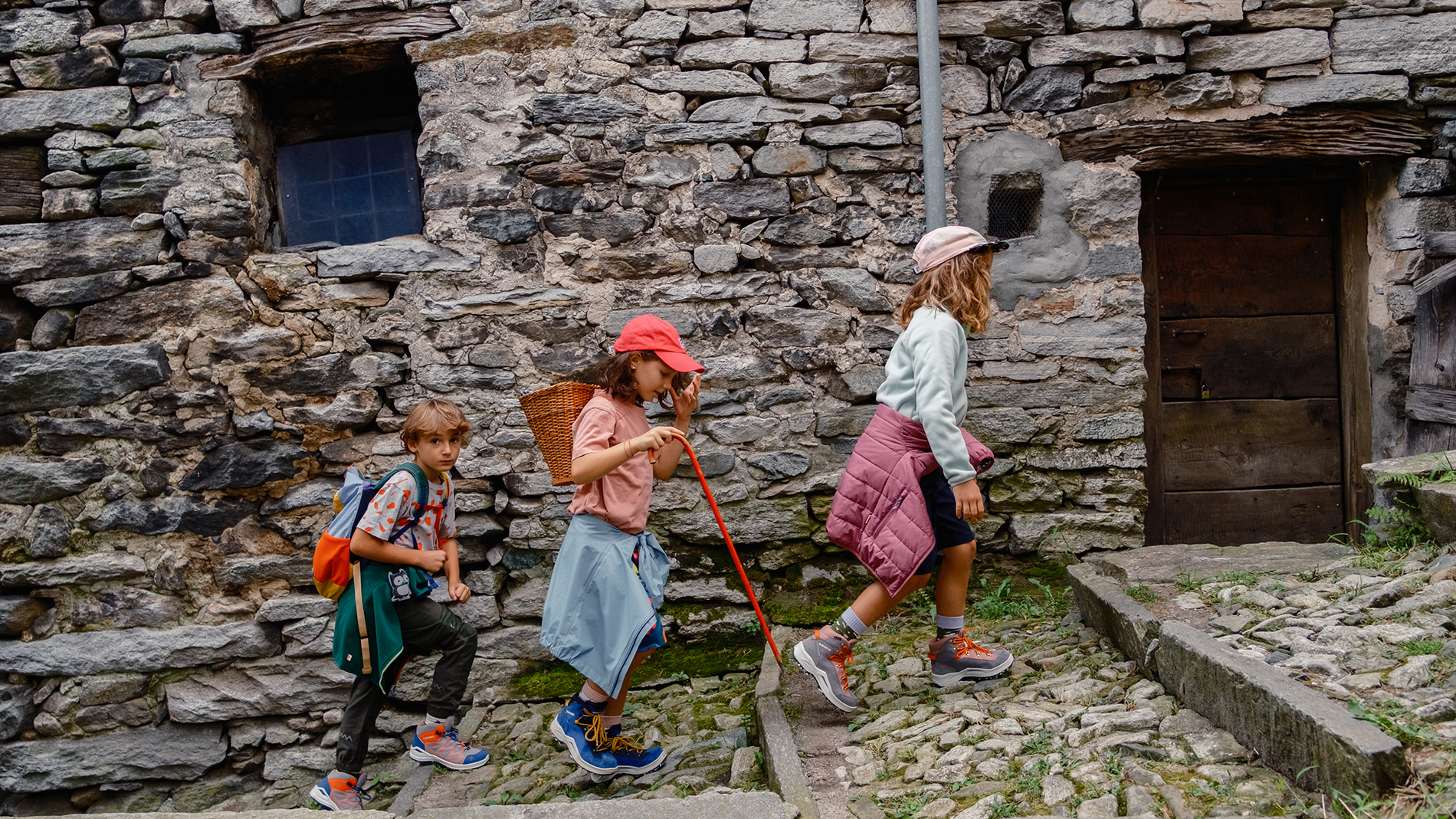 Wandern mit Kindern: Die richtige Ausrüstung für kleine Abenteurer