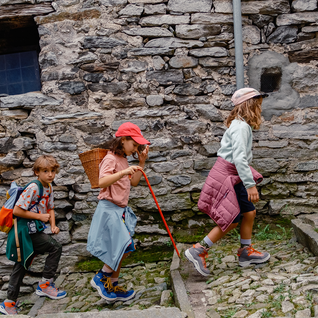 Wandern mit Kindern: Die richtige Ausrüstung für kleine Abenteurer