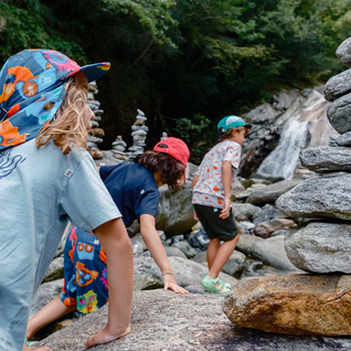 Wilde Wasserabenteuer: 10 Badeorte für Familien in der Schweiz