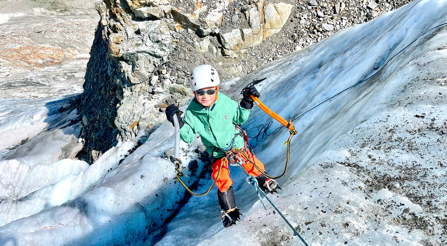 Kind beim Eisklettern in namuk Kleidung