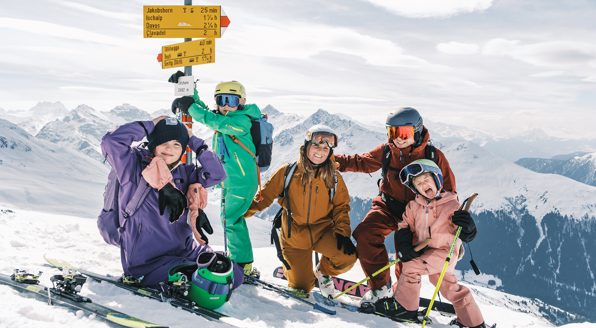 Familie von littlemountainvillage auf Skitour