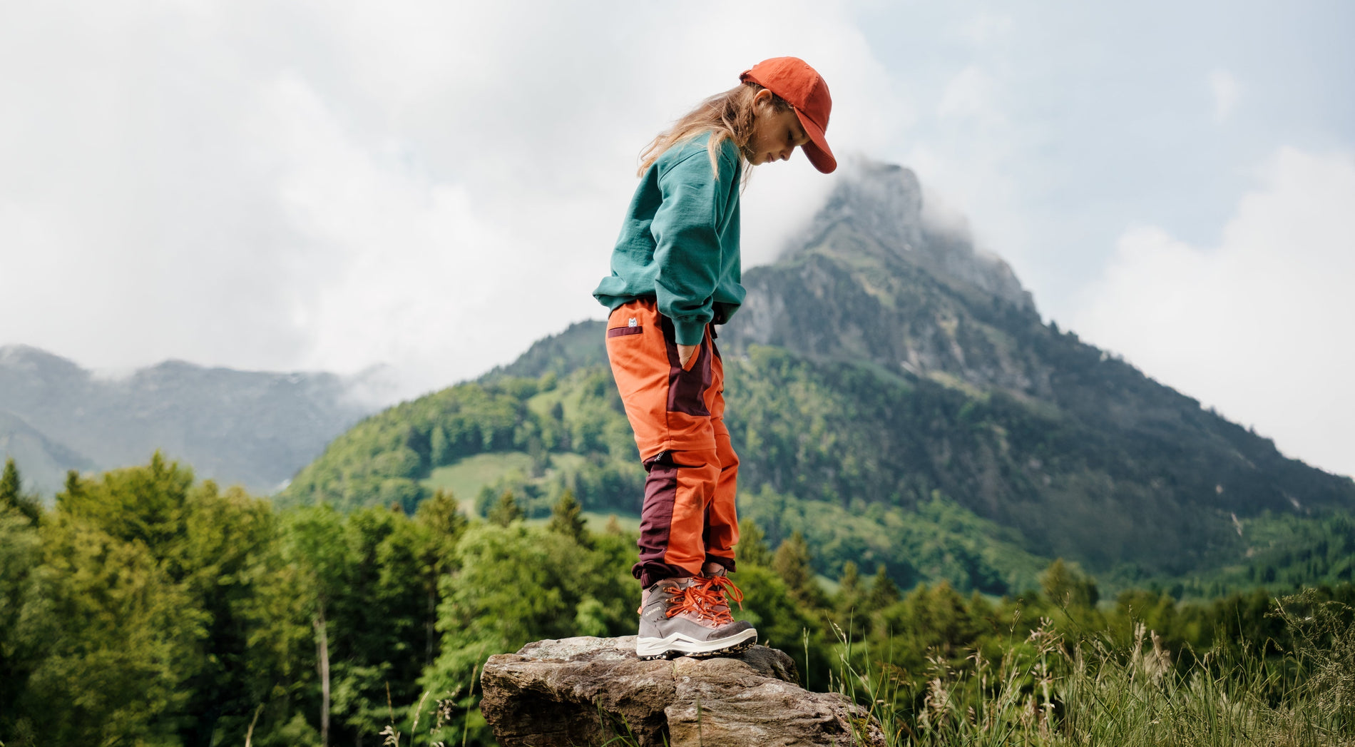 Kind in der Natur mit Cordura-Hose