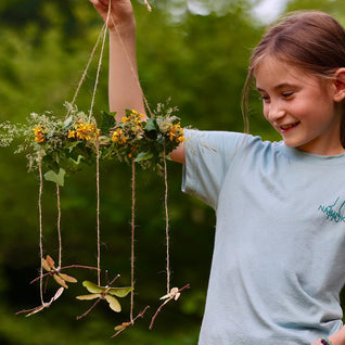 DIY mit kindwaldundwiese: Sommerliches Libellen-Mobile aus Ahornsamen