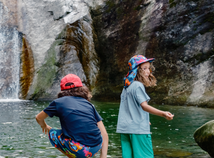 Zu Wasserfällen wandern